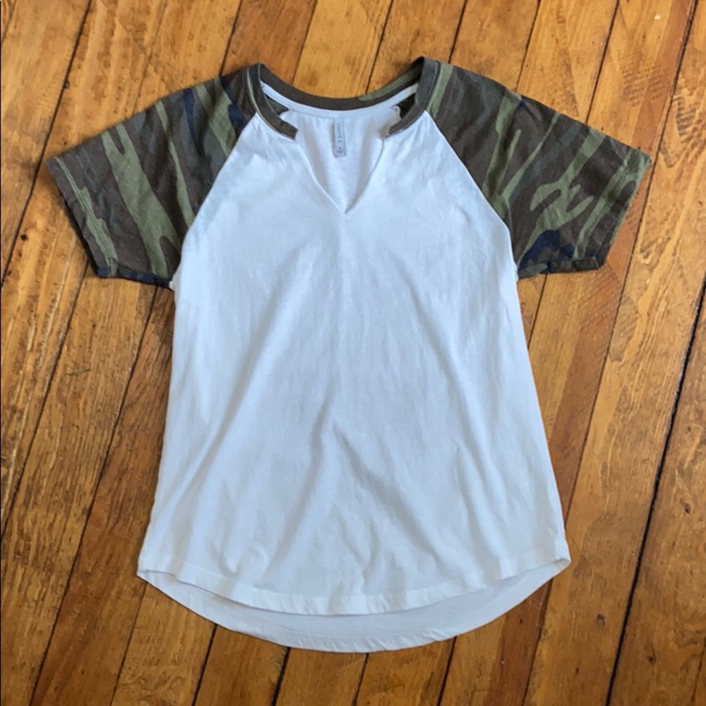 Like new camo tee